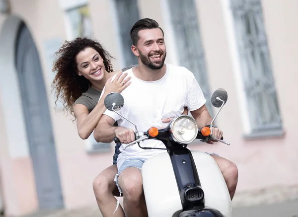 Cool adam ve güzel kız ifade ile scooter üzerinde sürme