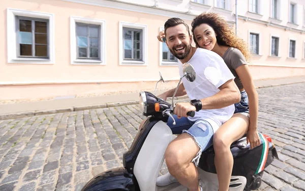 Genç çift bir scooter sürme ve having fun