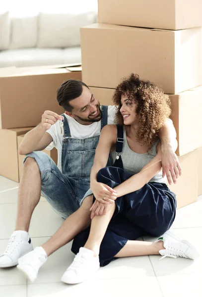 Feliz nuevo inquilinos sentados cerca de cajas de cartón — Foto de Stock