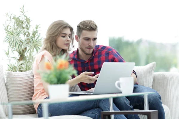 Jovem mulher mostrando informações importantes para o namorado na tela do laptop — Fotografia de Stock