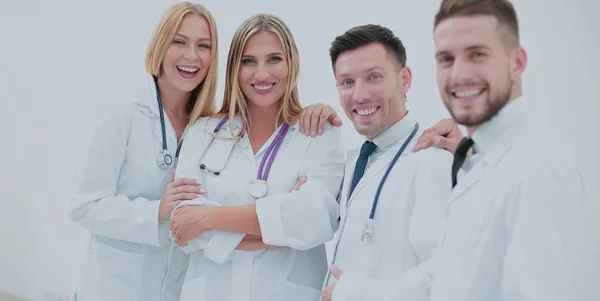 Equipo feliz y seguro de los médicos posando en la cámara —  Fotos de Stock