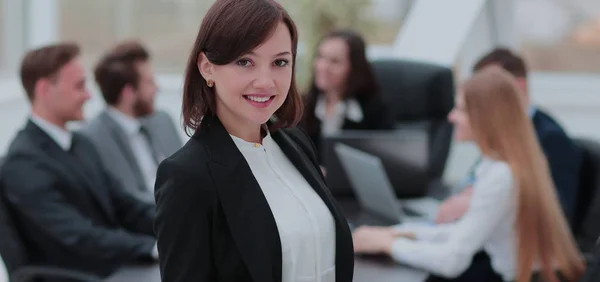 Executive kobieta pokazując czarujący uśmiech przed kamerą — Zdjęcie stockowe
