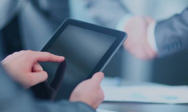 Dijital tablet tutan işadamı