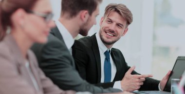 Çalışma süreci, modern ofiste çalışan iş ekibi.