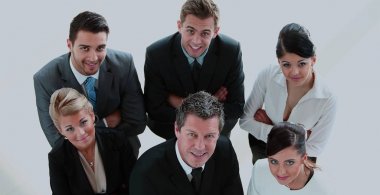 Bir grup başarılı iş adamı kendinden emin görünüyorlar.