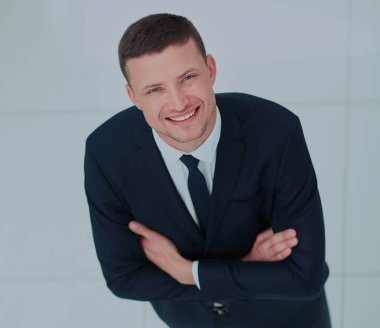 Beyaz arka plan üzerinde izole başarılı bir iş adamı