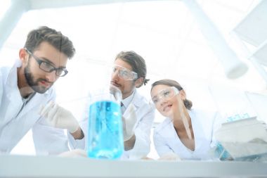 bilim adamları laboratuarda bir deney üzerinde çalışma grubu