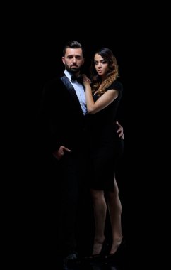 moda studio fotoğraf şık giysileriyle güzel çiftin