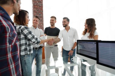 Yönetici ve personel arasında dostça el sıkışma