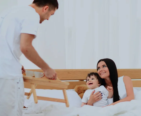 Familia sonriente desayunando —  Fotos de Stock