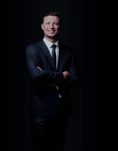 Stilig affärsman leende på svart bakgrund — Stockfoto