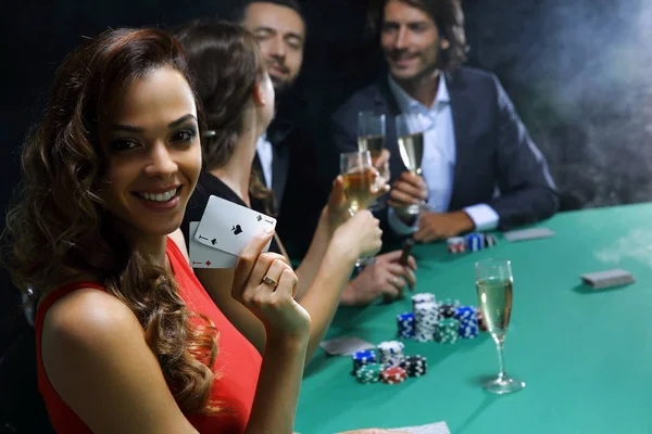 Grupo adulto comemorando amigo ganhar blackjack — Fotografia de Stock