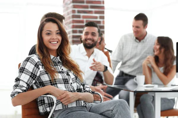 Mujer diseñadora en su oficina — Foto de Stock