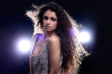 Genç dans eden kadın, arka plan üzerinde yanıp söner