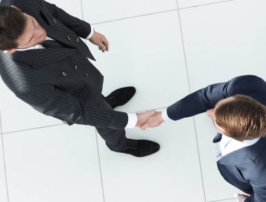 top.handshake, iş ortakları, beyaz arka plan üzerinde izole görüntülemek.