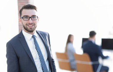 Ofisin arka planında başarılı bir işadamı