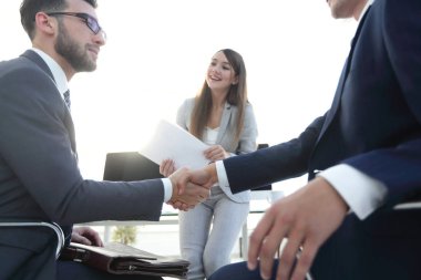 Ofiste iş tokalaşması.