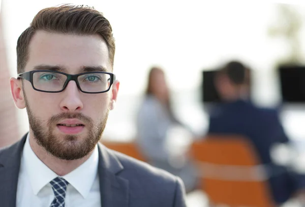 Geschäftsführender Geschäftsmann über den Hintergrund seines Amtes. — Stockfoto