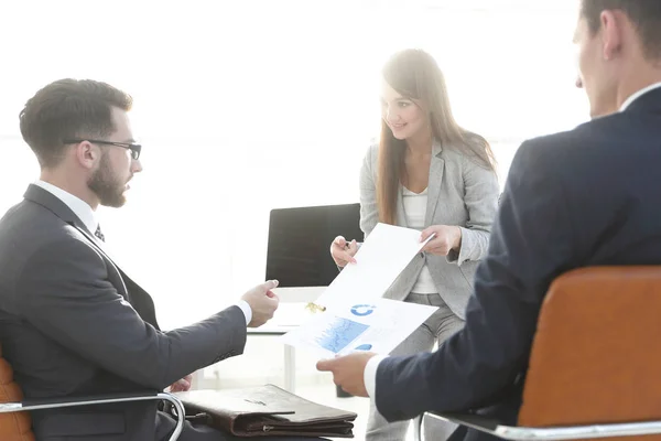 Colleghi d'affari che presentano una relazione finanziaria . — Foto Stock