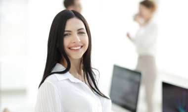 perspektif başarılı genç kadın ofiste