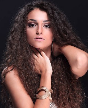 Kadın modeli uzun parlak dalgalı saç modeli ile.