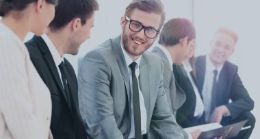 office toplantısında konuşurken mutlu iş adamları