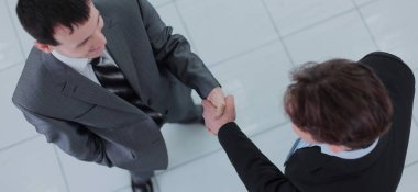 Ofiste birbirleri ile el sıkışan iki iş adamları