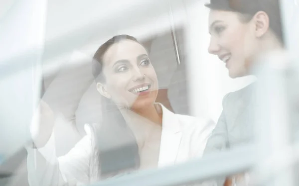 Hinter der Glas.Kollegen sitzen am Schreibtisch — Stockfoto