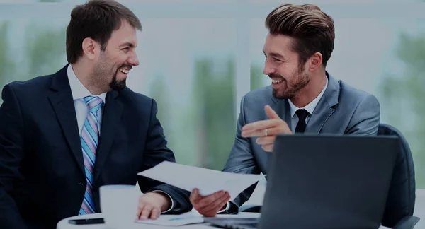 Homens de negócios discutindo juntos em um escritório — Fotografia de Stock