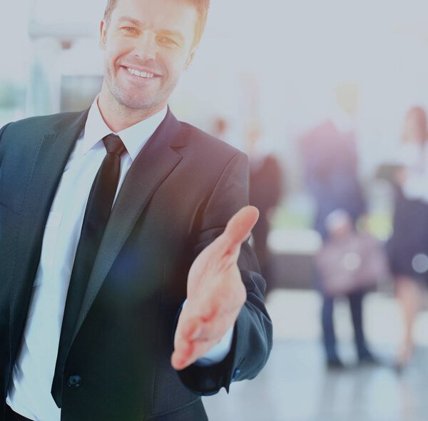 Портрет успешного бизнесмена, протягивающего руку
