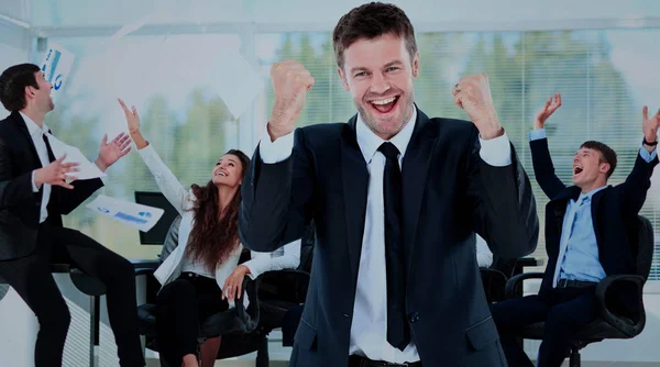 Щасливий Бізнесмен Стоїть Перед Своїми Колегами В Офісі — стокове фото