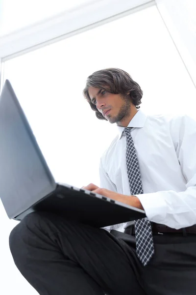 Uomo d'affari serio che lavora sul computer portatile — Foto Stock