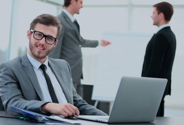 Ofis toplantısında geçmişi olan yakışıklı bir iş adamının portresi.