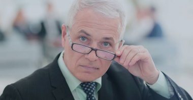 B üzerinde etkileşim meslektaşları ile olgun işadamı portresi