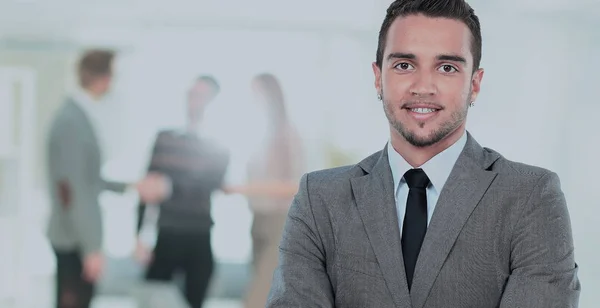 Heureux homme d'affaires mature regardant la caméra avec satisfaction au bureau — Photo