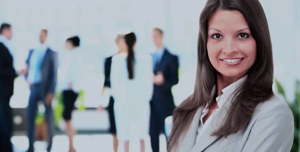 Retrato de una mujer de negocios que se ve feliz y sonriente —  Fotos de Stock