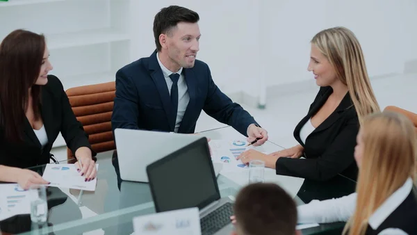 Gerente de la empresa celebra una reunión de trabajo antes de la empresa — Foto de Stock