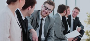 Gülümseyen ve kendinden emin iş takım önünde o kırmak vakit geçiriyor