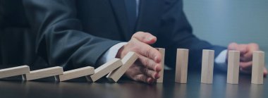Erkek el ahşap blok bir kule yerleştirerek. planlama ve strateji kavramı
