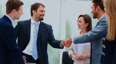 İki ile bir toplantı sırasında bir masada oturan iş arkadaşları