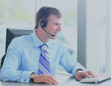 kulaklık kullanarak callcenter çalışma mutlu genç adam