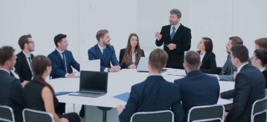 İş adamları bir konferans salonunda.