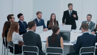 İşadamları Konferansı'nda oturan yuvarlak masa toplantısı