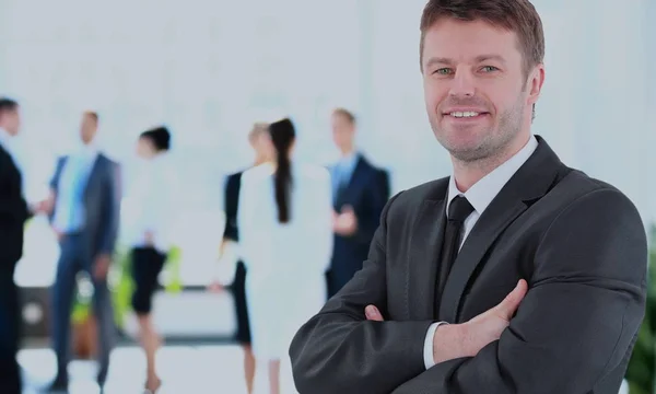 Heureux homme d'affaires mature regardant la caméra avec satisfaction au bureau — Photo