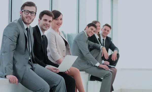 Equipe de negócios sentado no peitoril da janela no novo escritório — Fotografia de Stock