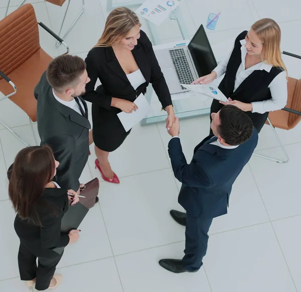 Erfolgreiches Businessteam beim Händedruck in einem modernen Büro — Stockfoto