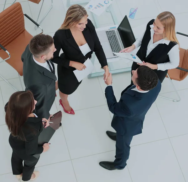 Equipo de negocios exitoso haciendo apretón de manos en una oficina moderna —  Fotos de Stock