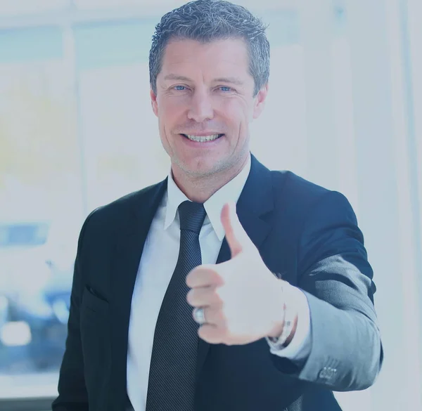 Empresario mostrando el signo OK con el pulgar hacia arriba. Enfoque selectivo en la cara. —  Fotos de Stock