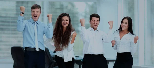 Pessoas de negócios bem sucedidas que parecem felizes e confiantes — Fotografia de Stock