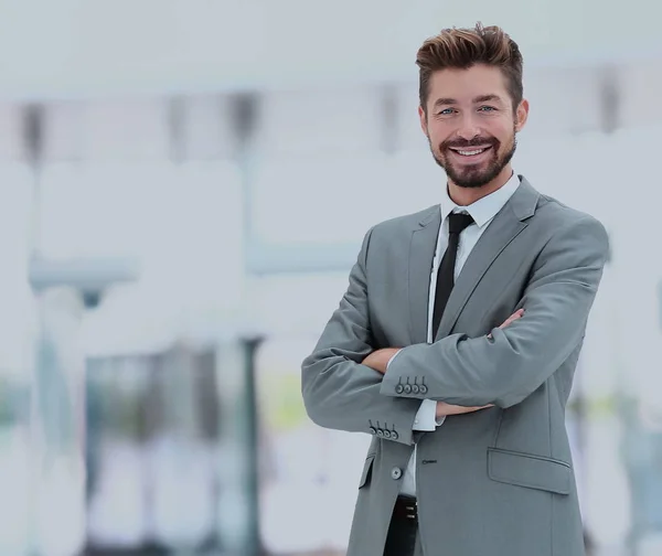 Schöner lächelnder selbstbewusster Geschäftsmann — Stockfoto